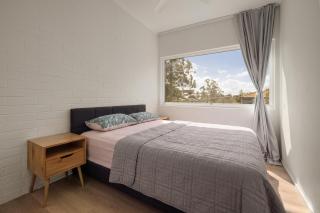 Charming 2-Bed Near River & City - 3
