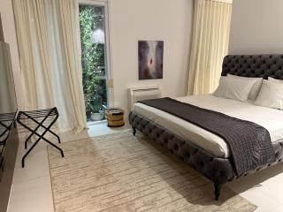 Luxury Designer Lake Suite - 9