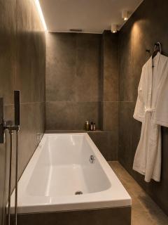Luxury Designer Lake Suite - 7