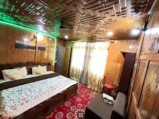 NSJ Heritage Group of Houseboats - 0