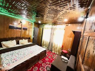 NSJ Heritage Group of Houseboats - 1