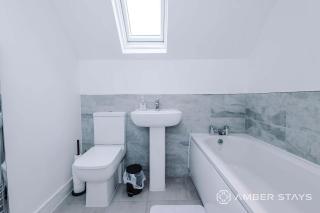 Spacious 3 Bed Home in Rotherham by Amber Stays - Perfect for Business & Contractors Sleeps 8 & FREE Parking - 8