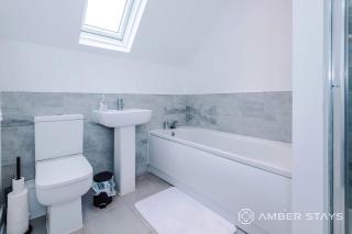 Spacious 3 Bed Home in Rotherham by Amber Stays - Perfect for Business & Contractors Sleeps 8 & FREE Parking - 4