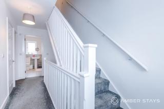 Spacious 3 Bed Home in Rotherham by Amber Stays - Perfect for Business & Contractors Sleeps 8 & FREE Parking - 2