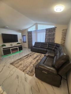 Entire 4 bedroom bungalow - 8