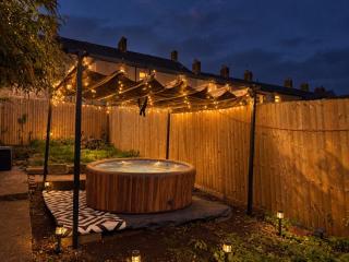 3-Bed Home with Hot Tub, Sleeps 9,Parking - 0