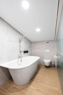 Luxury Top-Floor Stay w-Balcony & Forest View I cohost - 7