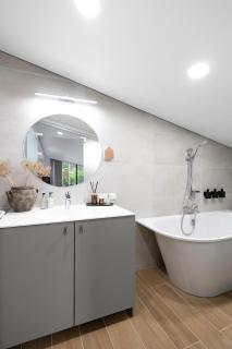 Luxury Top-Floor Stay w-Balcony & Forest View I cohost - 7