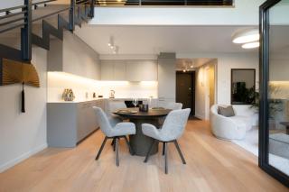 Luxury Top-Floor Stay w-Balcony & Forest View I cohost - 1