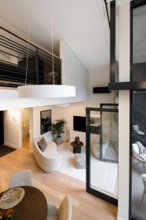 Luxury Top-Floor Stay w-Balcony & Forest View I cohost - 5