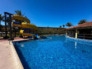 Suiíte com ar condicionado, frigobar e mesa para trabalho. Localizada no Hotel Porto Belo Park, com parque aquático (sem custo para a utilização), quadras, academia, espaço kids, a aproximadamente 200 m praia de Taperapuã e do complexo Axé Mói. - 9