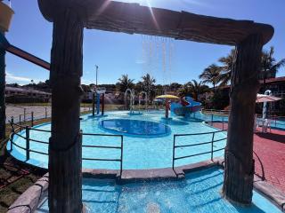 Suiíte com ar condicionado, frigobar e mesa para trabalho. Localizada no Hotel Porto Belo Park, com parque aquático (sem custo para a utilização), quadras, academia, espaço kids, a aproximadamente 200 m praia de Taperapuã e do complexo Axé Mói. - 7