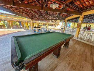 Suiíte com ar condicionado, frigobar e mesa para trabalho. Localizada no Hotel Porto Belo Park, com parque aquático (sem custo para a utilização), quadras, academia, espaço kids, a aproximadamente 200 m praia de Taperapuã e do complexo Axé Mói. - 5