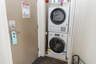 Entire Apartment 21st Floor Queen Street with Free Parking - 2