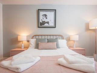 The Most Central Apartment in Cardiff - Pass the Keys - 9