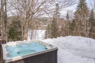Chalet Rougeaud Cozy Waterfront Chalet with Hot Tub and Fire Pit - 7