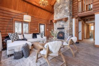 Chalet Rougeaud Cozy Waterfront Chalet with Hot Tub and Fire Pit - 5