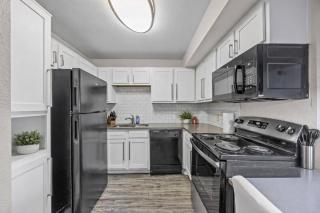 Luxury 4BR Retreat Resort Pool, Gym and Parking - 3