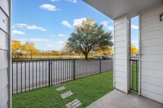 Luxury 4BR Retreat Resort Pool, Gym and Parking - 2
