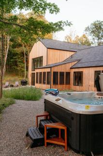 NEW Luxury Lakefront, Hot Tub, Beach & fishing and fireplace - 0