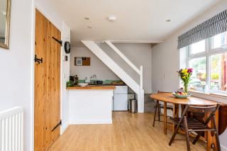 Riverside Bothy In Heart of Scenic Harbour Village - 6