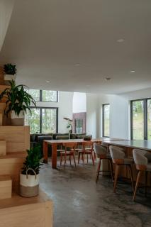 NEW Luxury Lakefront, Hot Tub, Beach & fishing and fireplace - 6