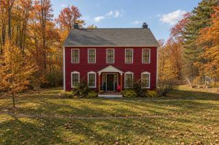 Red Hill House - Farmhouse Charm with Natural Views - 0