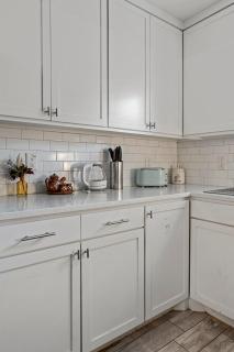 4BR Pecan Tree Beauty by Dtwn, Lake, Sleeps 8 - Austin - 3