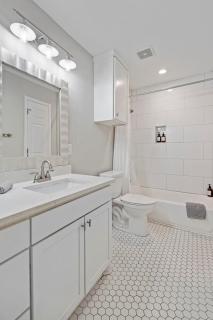4BR Pecan Tree Beauty by Dtwn, Lake, Sleeps 8 - Austin - 4