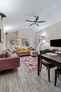 4BR Pecan Tree Beauty by Dtwn, Lake, Sleeps 8 - 1