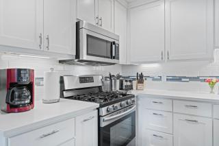 Newly Renovated 3BR Outdoor Oasis by Downtown & Lake, Sleeps 8 - 5