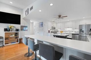 Newly Renovated 3BR Outdoor Oasis by Downtown & Lake, Sleeps 8 - 1