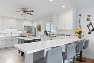 Newly Renovated 3BR Outdoor Oasis by Downtown & Lake, Sleeps 8 - 2
