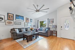 Newly Renovated 3BR Outdoor Oasis by Downtown & Lake, Sleeps 8 - 4