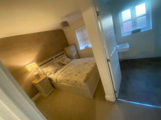 House Sleeps 4 with Enclosed Garden - 5