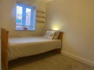 House Sleeps 4 with Enclosed Garden - 3
