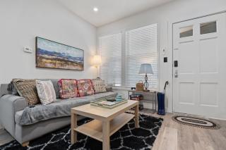 Charming Tiffany Blue Townhome, Steps to Moody Center & Football Game Day - 9