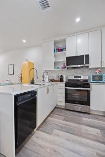 Charming Tiffany Blue Townhome, Steps to Moody Center & Football Game Day - 7