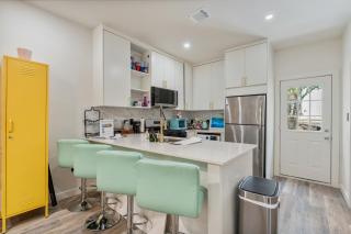 Charming Tiffany Blue Townhome, Steps to Moody Center & Football Game Day - 6