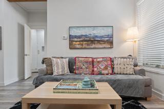 Charming Tiffany Blue Townhome, Steps to Moody Center & Football Game Day - 5