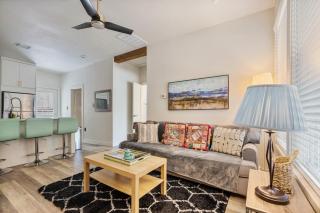 Charming Tiffany Blue Townhome, Steps to Moody Center & Football Game Day - 3