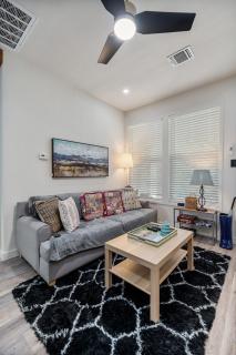 Charming Tiffany Blue Townhome, Steps to Moody Center & Football Game Day - 4