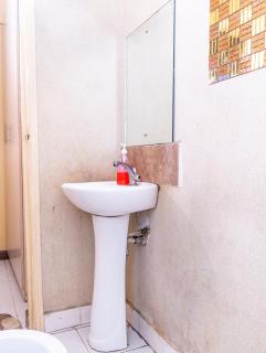 Parkside Serenity Stylish Road-Facing Window Suite - Enjoy a bright stylish space with a large road-facing window overlooking a beautiful recreation park Relax unwind and take a refreshing swim in the rooftop pool an ideal city escape - 6