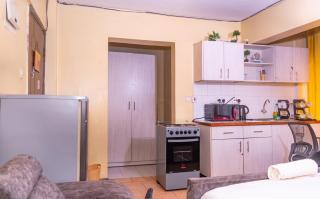 Parkside Serenity Stylish Road-Facing Window Suite - Enjoy a bright stylish space with a large road-facing window overlooking a beautiful recreation park Relax unwind and take a refreshing swim in the rooftop pool an ideal city escape - 5