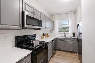 City Escape 1BR Pool, Gym and Workspace - 7