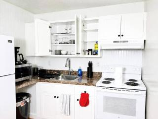 Comfort Stays - with Free Parking, Heat & AC - 1
