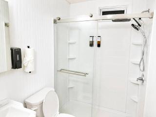 Comfort Stays - with Free Parking, Heat & AC - 3