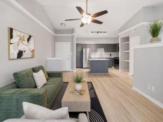 Stylish Dallas Getaway. Pool, Gym and Balcony - 0