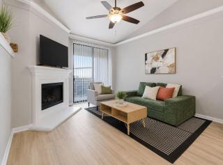 Stylish Dallas Getaway. Pool, Gym and Balcony - 6