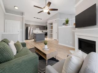 Stylish Dallas Getaway. Pool, Gym and Balcony - 3